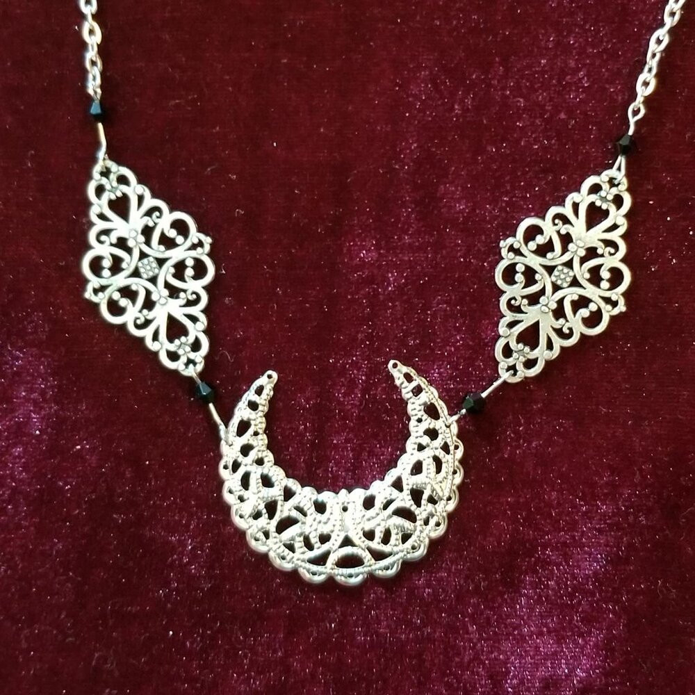 Beautiful filigree necklace, NWOT